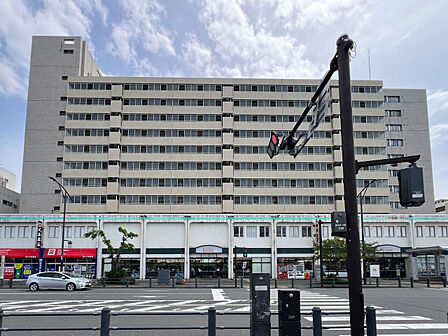 湘南台駅から徒歩約2分のスーパーマーケットです。生鮮食品や惣菜、日用品を幅広く取り揃え、毎日のお買い物に便利です。