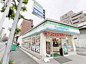 お弁当やおにぎり、スイーツを手軽に購入できるコンビニエンスストア。日用品なども販売するほか、ATM利用や公共料金の支払いなど多様なサービスを利用できます。