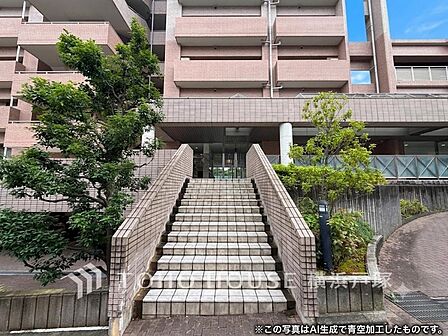 「Entrance」家族やゲストをやさしく迎えるマンション入口部分。シンプルな中にセンスが光る、印象的なエントランス空間へ。