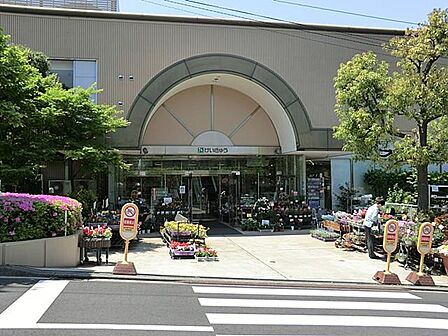 京急ショッピングプラザ内にあります。食料品や日用品などを取り扱っており、地域の方々の生活を支えるお店として利用されています。