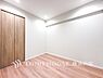 子供部屋：【Room】採光もアクセントの一つとして。プライベートルームにはやさしい光が射し込んでいて、この明るい好みの空間で読書をしたり、音楽を聞いたりと一人の時間も充実したものにできます。