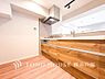 室内：【Kitchen】家事動線やリビングとのつながりに配慮し、食事の準備や片付けなどの家事を楽しくするキッチンスペースに仕上げました。毎日使う場所だから気持よく使えて、居心地の良い空間に。