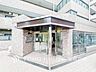 エントランス：【Entrance】エントランスは毎日の行き帰りで使う大事な空間です。明るい基調で華やかなデザインなので、毎日も気持ちよく、またご友人なども素敵に迎え入れられます。