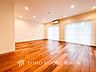 リビング/ダイニング：【Living room】広々としたリビングダイニングは、シックでモダンな内装。落ち着いた雰囲気に包まれて、伸びやかな空間の中で、ゆったりと家族団らんのひとときを過ごせます。