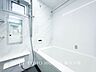 浴室：【Bathroom】1日の疲れを取り心身を癒すことができる住まいの中のリラクゼーション空間、リラックスできるよう優しいカラーをチョイスしました。時を忘れるほどのんびりできる空間に。