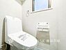 トイレ：【Toilet】いつまでも清潔な空間であって頂けますように、目に留まるだけではなく、汚れをふき取り易いフロアと壁紙をチョイス致しました。毎日の生活を快適にお過ごし頂けますよう、落ち着いた雰囲気です。