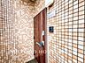 玄関：【Entrance】お客様をお迎えする玄関は落ち着いた雰囲気。帰り着くたびに洗練されたテイストの空間に迎えられ誇りと喜びを感じる玄関まわりです。