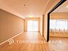 リビング/ダイニング：【Living room】明るく開放的な空間が広がるLDK。室内には豊かな陽光が注ぎ込み、爽やかな住空間を演出。