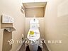 トイレ：【Toilet】清潔感のあるトイレ空間。毎日快適に使えるよう配慮された仕様で、落ち着いて利用できる空間です。