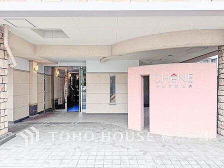 【Entrance】建物の雰囲気や周辺の住環境など、現地でご覧いただくことでより具体的な暮らしのイメージを持っていただけます。