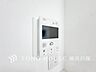 室内：【Video intercom】「見える安心」をカタチにしました。誰が来てもわかる様にモニター付きインターホンを設置。家事導線を考慮した個所に設置し防犯性と利便性に優れ快適と安らぎを合わせた優しい設計