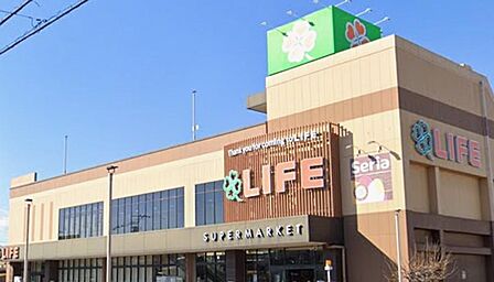 住宅街の近くにある暮らしをマルチに支える大型スーパー。新鮮な食材から日用品、バリエーション豊富な惣菜までバランスよく揃い、快適に買い物できます。