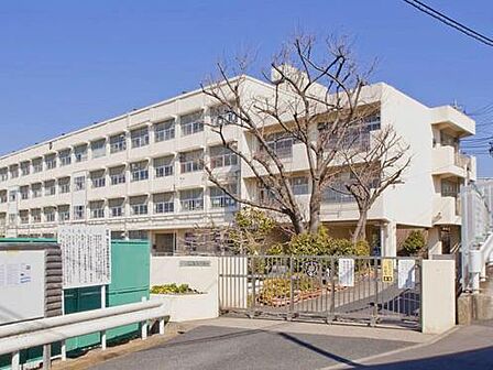 落ち着いた高台にある活気ある公立中学校。学力向上と部活動の活性化に注力し、生徒の主体性を重んじながら地域と連携して心豊かな青年を育みます。