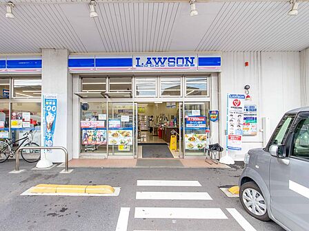 東蒔田町の道路沿いにありサッと立ち寄りやすいコンビニ。ホットスナックや各種お惣菜が安定して揃い、各種インフラ機能で地域の毎日を24時間支えます。