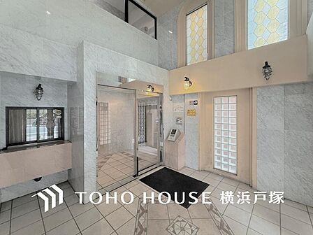エントランスにある温かみのある受付。心地よい毎日をサポートします