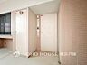玄関：【Entrance】居住者の帰り、訪れる方を優しく迎え、やすらぎに満ちた生活空間を予感させる。健やかな暮らしを楽しめそう。