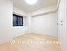 寝室：【Room】1日の疲れを癒し、心地よく寛げるようゆったりとした広さを確保しています。プライベートタイムをより優雅に穏やかに…。落ち着いた雰囲気を紡ぎます。