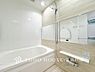 浴室：【Bathroom】1日の疲れを取り心身を癒すことができる住まいの中のリラクゼーション空間、リラックスできるよう優しいカラーをチョイスしました。時を忘れるほどのんびりできる空間に。
