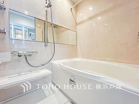 【Bathroom】1日の疲れを取り心身を癒すことができる住まいの中のリラクゼーション空間、リラックスできるよう優しいカラーをチョイスしました。時を忘れるほどのんびりできる空間に。