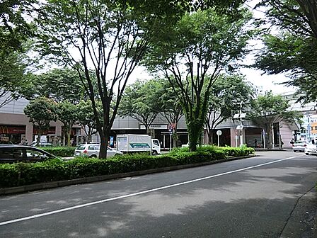商業施設や飲食店が充実し、生活利便性が高い駅です。周辺は落ち着いた住宅街と緑豊かな環境が広がり、利便性と穏やかな暮らしやすさが両立したエリアです