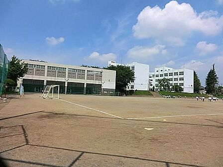 住宅街と自然が調和する環境にある公立中学校。確かな学力の向上と部活動の活性化に注力し、生徒の主体性を重んじながら地域と連携して心豊かな青年を育みます。