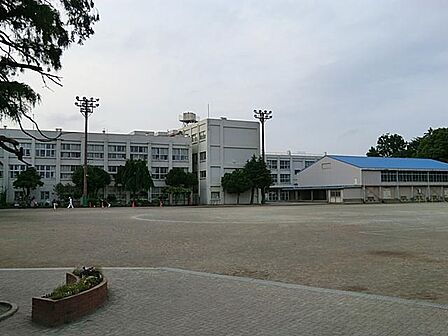 緑豊かで明るい教育環境に恵まれた公立小学校。のびのびとした環境で子どもの自主性と思いやりの心を育み、地域や保護者の深い絆でその成長を見守ります。