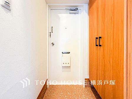 【Entrance】居住者の帰り、訪れる方を優しく迎え、安らぎに満ちた生活空間を予感させる。健やかな暮らしを楽しめそう。