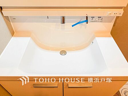 【Powder room】洗面化粧台にも収納スペースを設ける事により、散らかりやすい洗面スペースをスッキリ保てます。