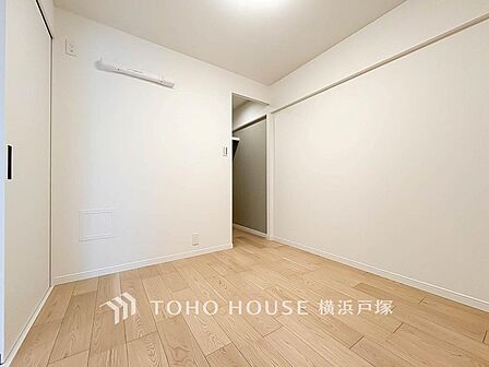 【Room】1日の疲れを癒し、心地よく寛げるようゆったりとした広さを確保しています。プライベートタイムをより優雅に穏やかに…。落ち着いた雰囲気を紡ぎます。