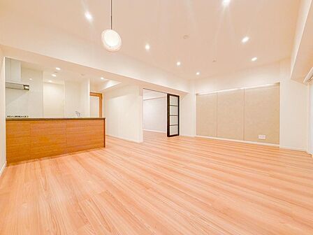 光が注がれる青い空から鮮やかに赤色にゆっくりと染まる。そんな優しい時間がここでは流れてゆく。