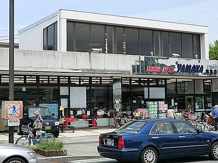遅くまで営業しているお店なので、お仕事で遅くなった時にも重宝します。生鮮食品の評判も良く安心してお買い物ができそう。