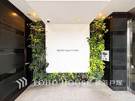 【Entrance】植栽の位置や開放的なエクステリアも含めて美しくトータルにデザインされています。時間のゆとりと空間、爽やかな陽光がもたらす光と風を贅沢なまでに感じる暮らしが始まります。