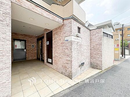 【Entrance】上質感漂うエントランス。めまぐるしく過ぎ行く日々の中でゆったりとした休息と癒しを提供してくれる居住者のプライベート空間があります。