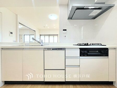 【Kitchen】ご家族みんなで調理ができる位のスペースを実現したキッチン空間となっております。みんなで作った料理を召し上がりながらの会話は、どのような物になるのでしょうか。