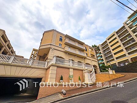 【Appearance】爽やかな青空の下に贅沢なほどに降り注ぐ陽光、豊かな居住性と、クオリティが見事に調和した住空間は、住まうことの喜びを感じさせてくれます。