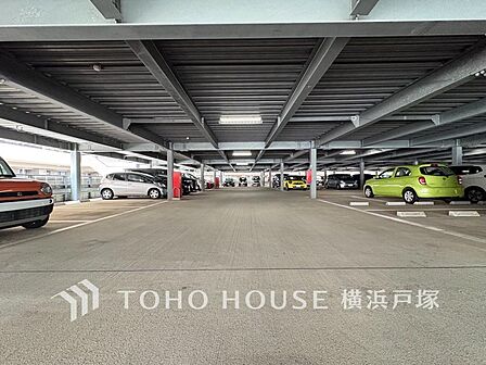 「Car space」ゆったりとした駐車スペースを確保いたしましたので、大きめのお車でも駐車可能です。自転車やバイクなど、ゆとりのある敷地で置き場所に困ることはないでしょう。