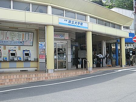 品川駅まで約57分、横浜駅まで約37分。 駅の西南側は高台で、東北側は東京湾を埋立てた平地が続きます。