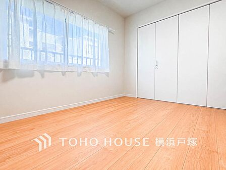 明るい陽光が差し込む居室は、お子様の成長を見守るプライベート空間に最適です。収納も充実しており、すっきりとした暮らしが叶います。