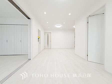 【Living room】ここにはみんなが集い、食事と楽しい会話が始まる。話に夢中になりすぎて、ついつい時を忘れてしまう。そんな束の間の幸せを感じさせてくれる場所。
