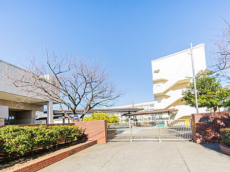 横浜市立西柴中学校まで約190m。