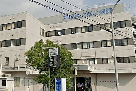 地域の急性期医療を支える**戸塚共立第2病院**。24時間救急対応に加え、多彩な診療科を備え、万一の際も安心の医療環境が身近にあります。