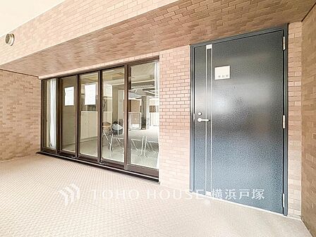 【集会室】住まう方が集まり、交流を楽しめる集会室を共用施設としてご用意。さまざまな用途に活用しやすく、日々の暮らしに便利な共用空間です。