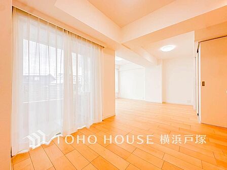 光が注がれる青い空から鮮やかに赤色にゆっくりと染まる。そんな優しい時間がここでは流れてゆく。