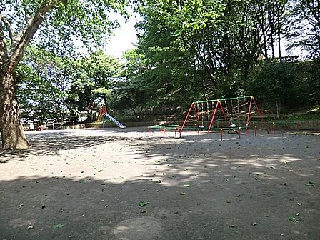 住宅街に立地する割に走り回れる広さのある公園。敷地内の高低差を利用した遊び場などもあり、わんぱくキッズが存分に遊べそうな公園です。