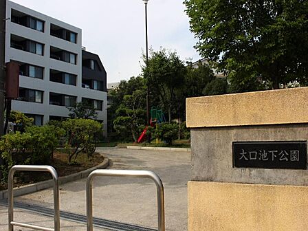 地元で「お池の公園」として親しまれている公園です。噴水のある池や広場があり、春には桜が美しく、四季を感じながらのびのびと遊べる憩いの場です。