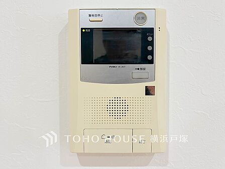 来訪者の顔を映像で確認できるTVモニター付インターホン。室内から応対でき、防犯面にも配慮された設備です。