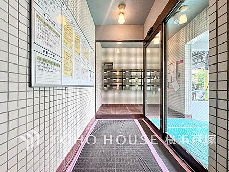 【Entrance】洗練と温もりが調和するエントランスホール。訪れる人を心地よく迎え、特別な空間への期待感を高めます。