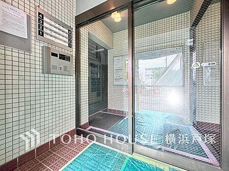 【Entrance】エントランスは毎日の行き帰りで使う大事な空間です。明るい基調で華やかなデザインなので、毎日も気持ちよく、またご友人なども素敵に迎え入れられます。