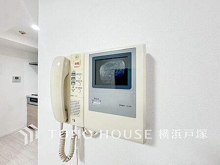 【TVモニタ付きインターホン】誰が来てもわかる様にモニター付きインターホンを設置。快適と安らぎを合わせた優しい設計。