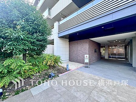 その邸が魅せる、気品・上質・重厚感・細やかさ、そのすべては訪れた者に安らぎと品性を与える特別な空間です。ここに住むからこそ意味がある。すべての（始まり）をここから迎えます。